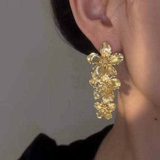 Retro metal flower fringed earrings women's light luxury high sense exaggerated temperament earrings niche fashion silver needle earrings