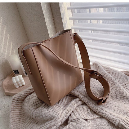Casual Wide Strap Buckets Bag Designer Women Shoulder Bags Luxury Pu Crossbody Bag Large Capacity Messenger Bag Simply Purses